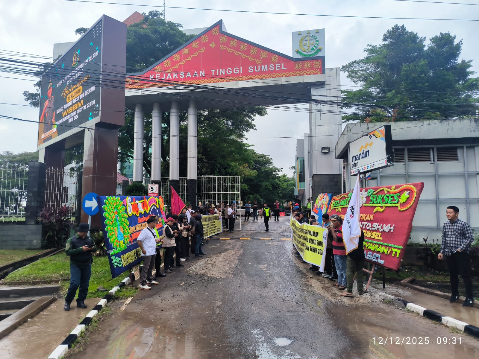 Laskar Prabowo 08 DPD Sumsel Bersama BPI KPNPA RI Aksi Damai di Kejati Sumsel Minta Periksa Bank Sumsel Babel