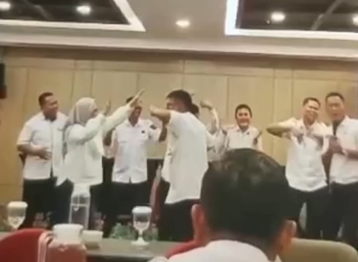 Dunia Pendidikan Tercoreng Oleh Tingkah Kabid GTK Disdik Kota Palembang dan Puluhan Plt Kepala Sekolah Berjoget Ria