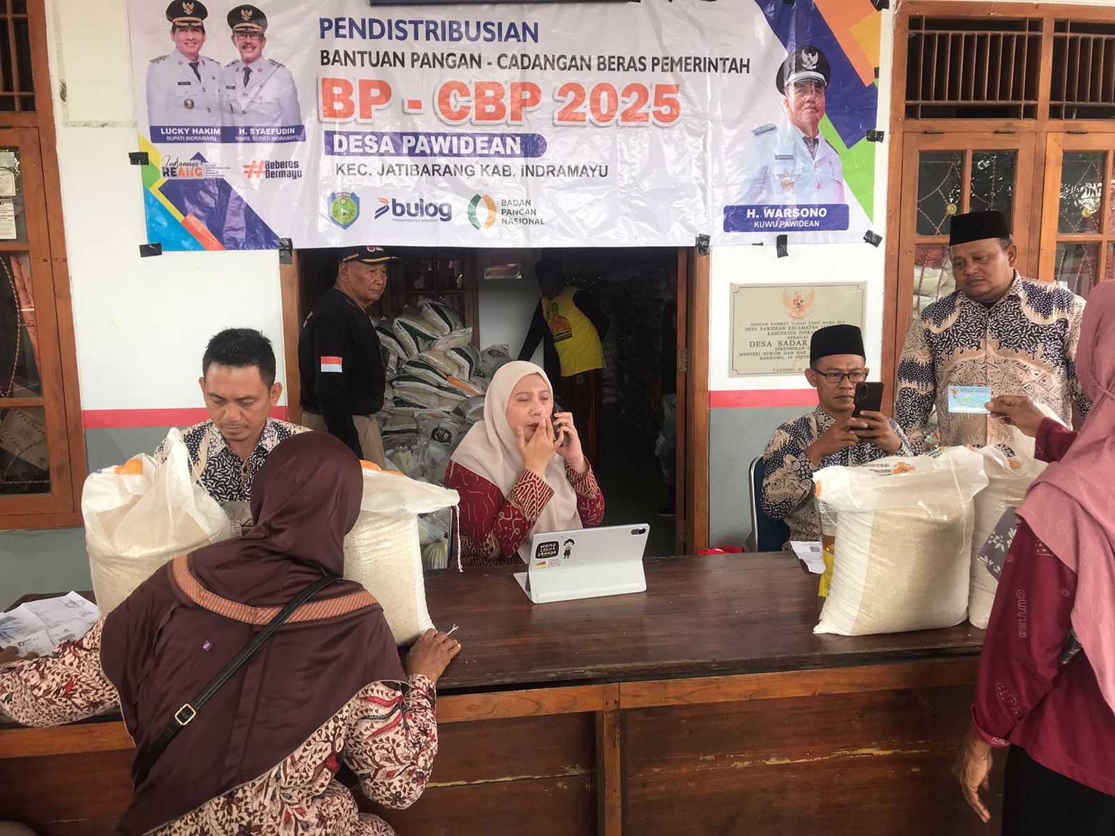 Pembagian Bansos Beras BP-CBP 2025 di Desa Pawidean Jatibarang Berjalan Aman dan Tertib