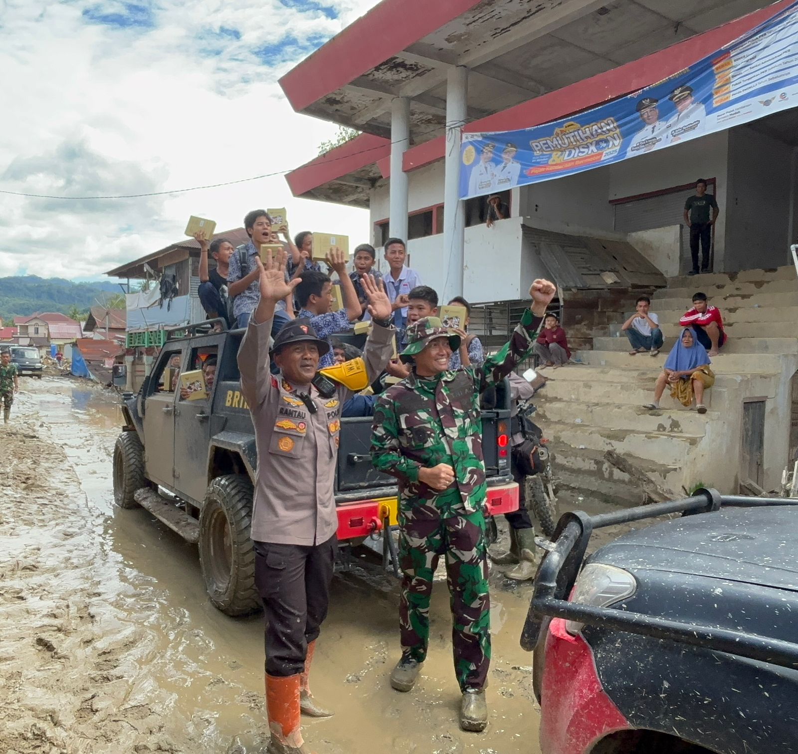 Susu dari Presiden, Senyum Anak-anak di Pasar Huta Godang – Brimob Polda Sumut Hadir Tebar Kepedulian