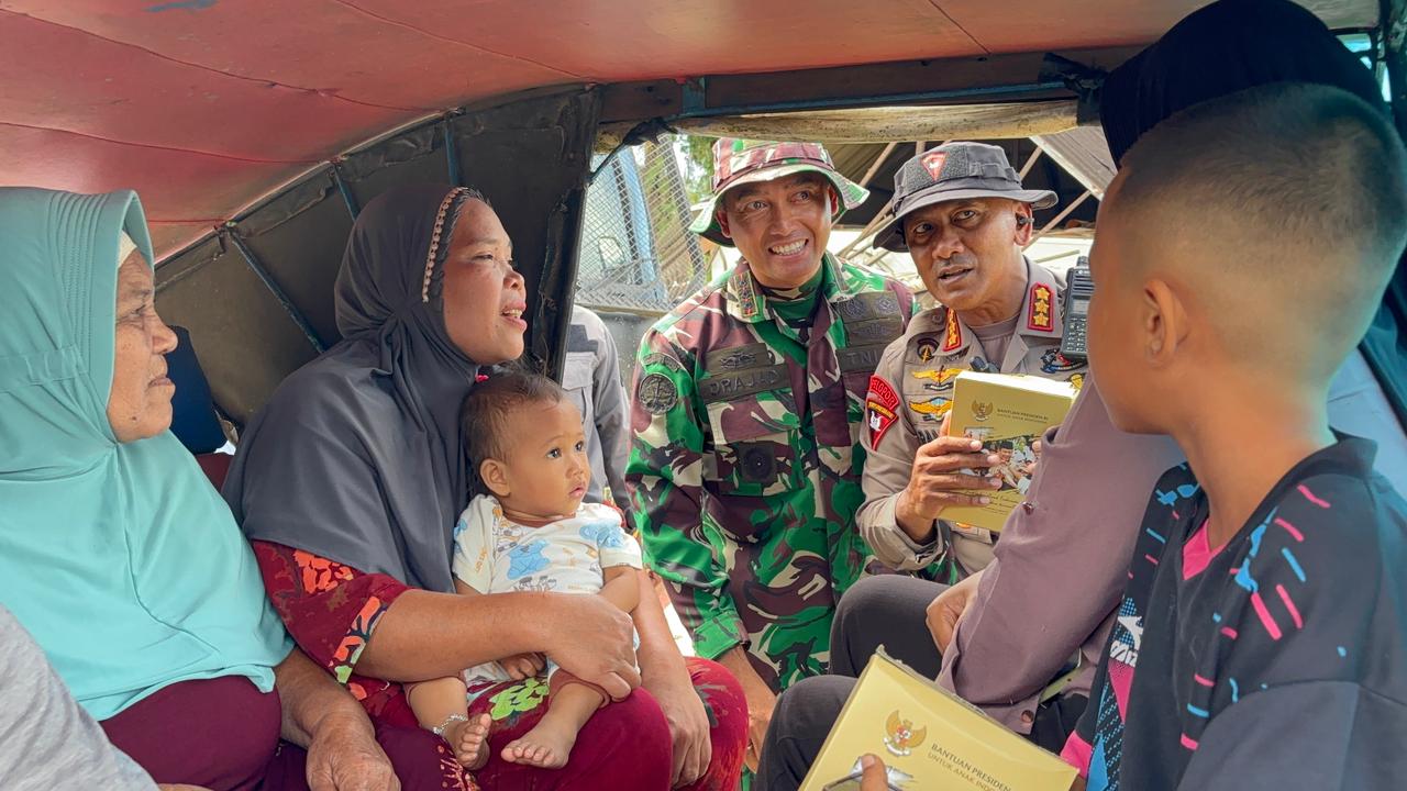 TNI & POLRI Hadir Tebar Kepedulian Bagikan Susu dari Presiden Buat Anak Anak Tapsel