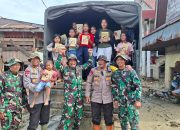 TNI & POLRI Hadir Tebar Kepedulian Bagikan Susu dari Presiden Buat Anak Anak Tapsel