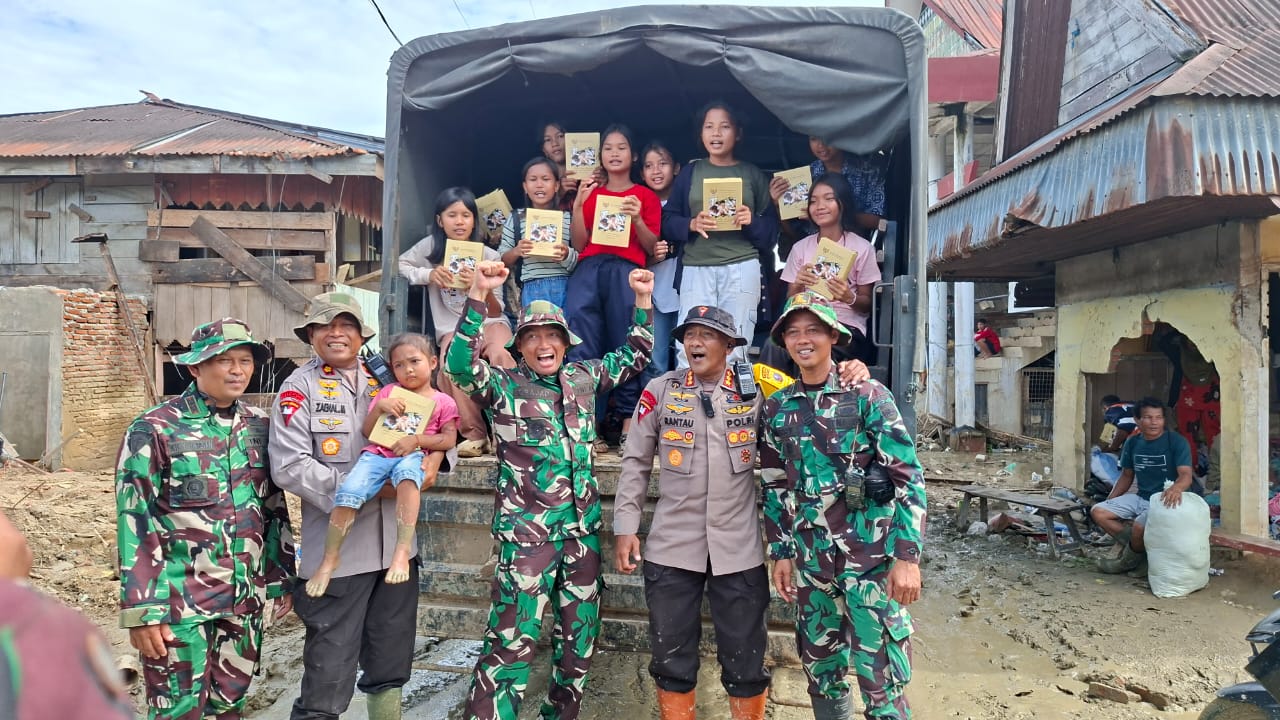 TNI & POLRI Hadir Tebar Kepedulian Bagikan Susu dari Presiden Buat Anak Anak Tapsel