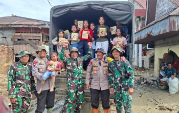 Susu dari Presiden, Senyum Anak-anak di Pasar Huta Godang – Brimob Polda Sumut Hadir Tebar Kepedulian