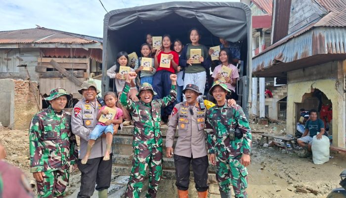 Susu dari Presiden, Senyum Anak-anak di Pasar Huta Godang – Brimob Polda Sumut Hadir Tebar Kepedulian
