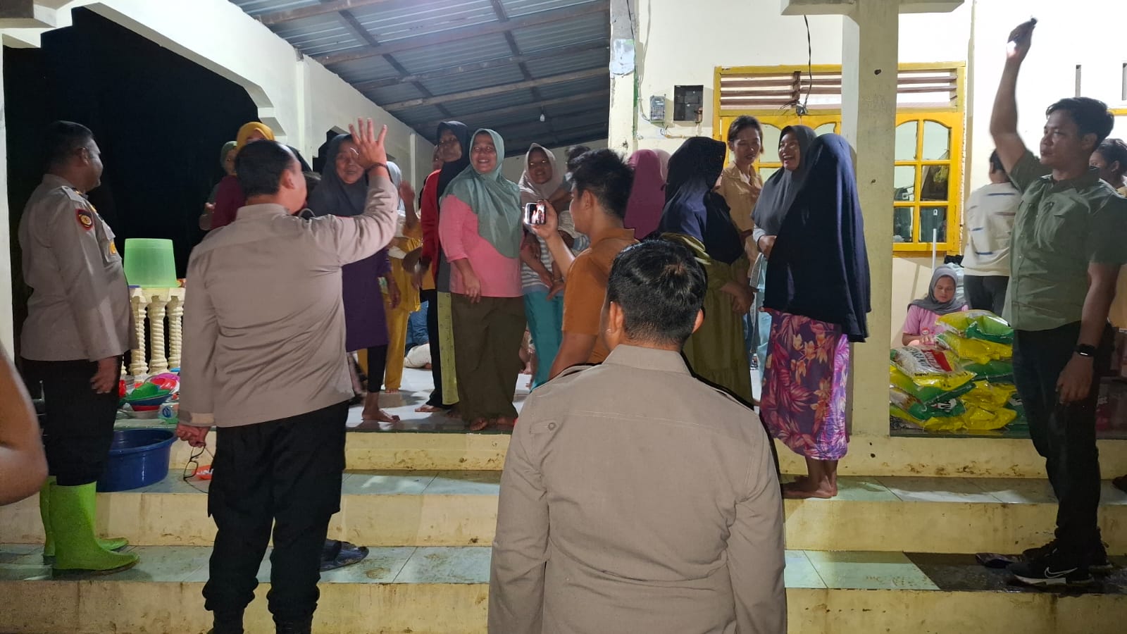 Kapolres Langkat Salurkan Bantuan Sosial kepada Warga Terdampak Banjir di Pangkalan Brandan