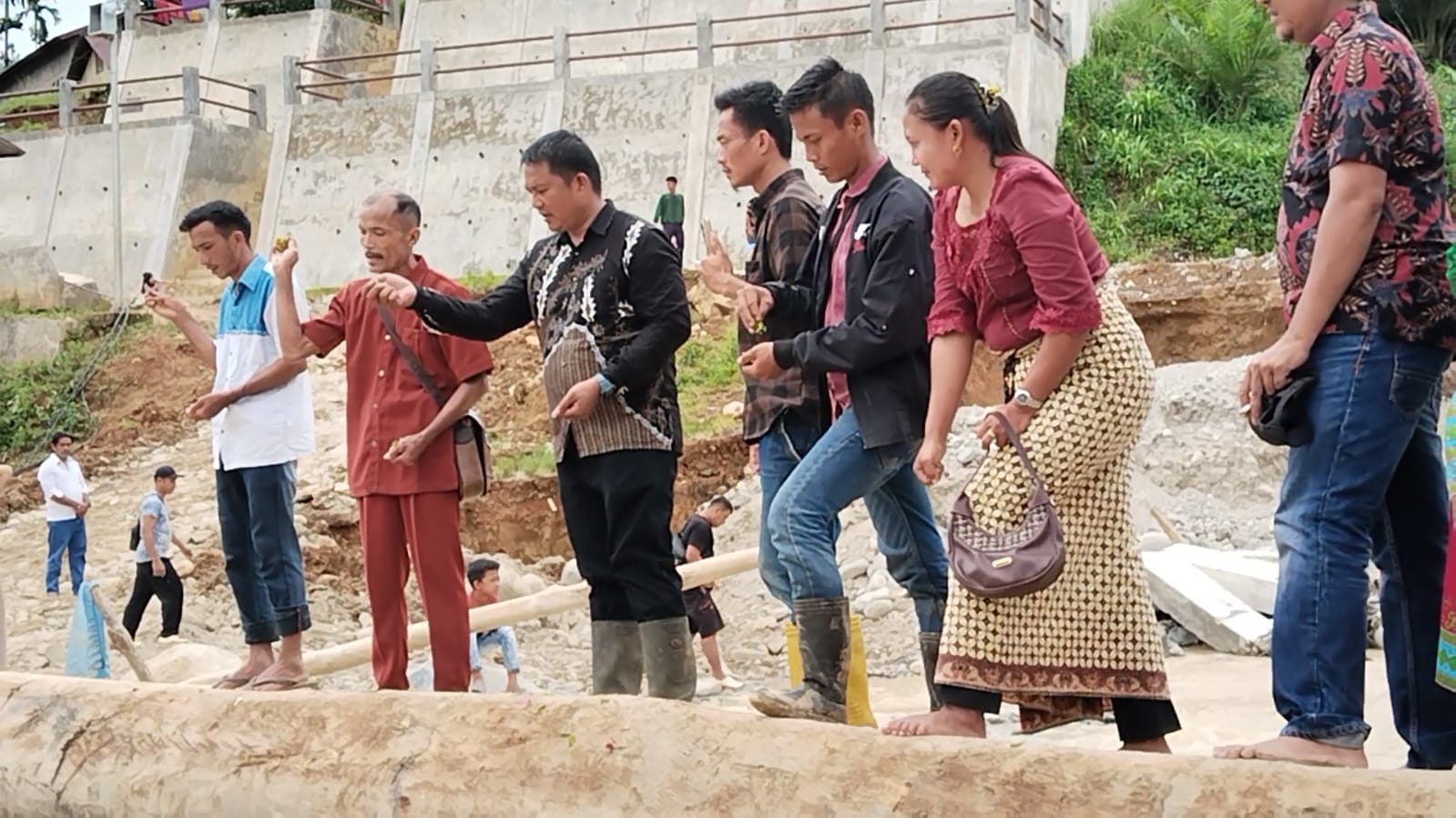 Tabur Bunga Korban Banjir Bandang Sibio-bio, Keluarga Desak Perhatian Serius Pemerintah