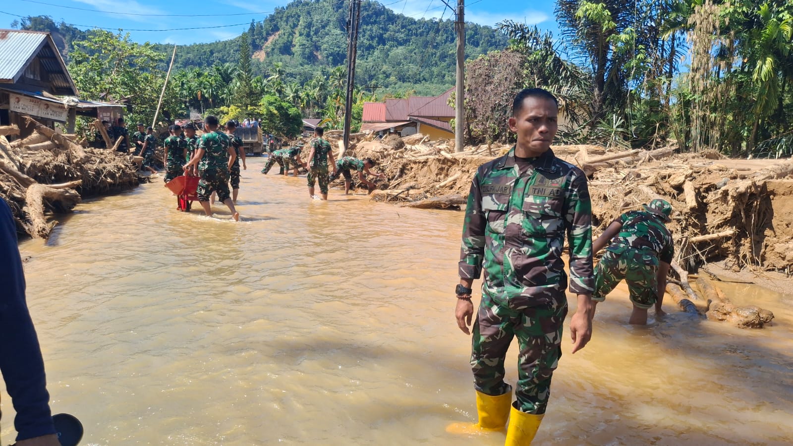 Korem 023/KS Kerahkan 30 Prajurit Bantu Warga Kecamatan Tukka Pulihkan Dampak Bencana Alam
