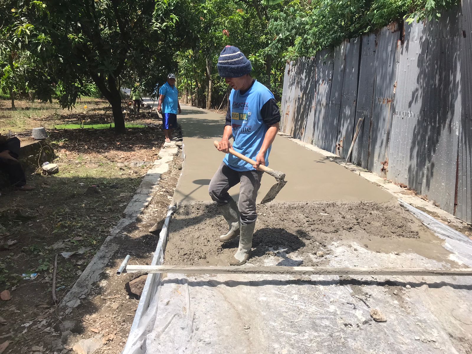 Warga Ujungpendok Jaya Blok Bonjot Apresiasi Perbaikan Jalan Menuju Desa Pawidean, Kini Dicor Beton