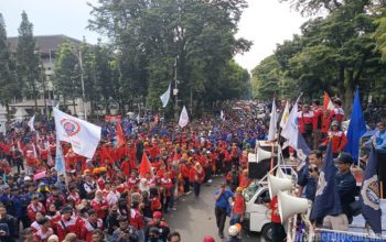 Buruh Se-Jawa Barat Gelar Aksi di Depan Gedung Sate Menolak Faktor Pengali Upah 0,5