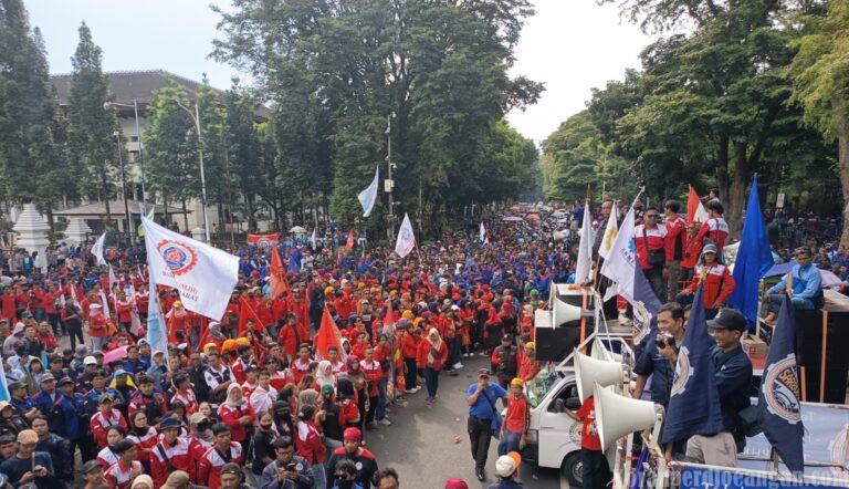 Buruh Se-Jawa Barat Gelar Aksi di Depan Gedung Sate Menolak Faktor Pengali Upah 0,5