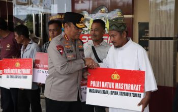 Wakapolri Salurkan Bantuan Kemanusiaan dan Siapkan Sumur Bor bagi Warga Terdampak Banjir Bandang Tapteng