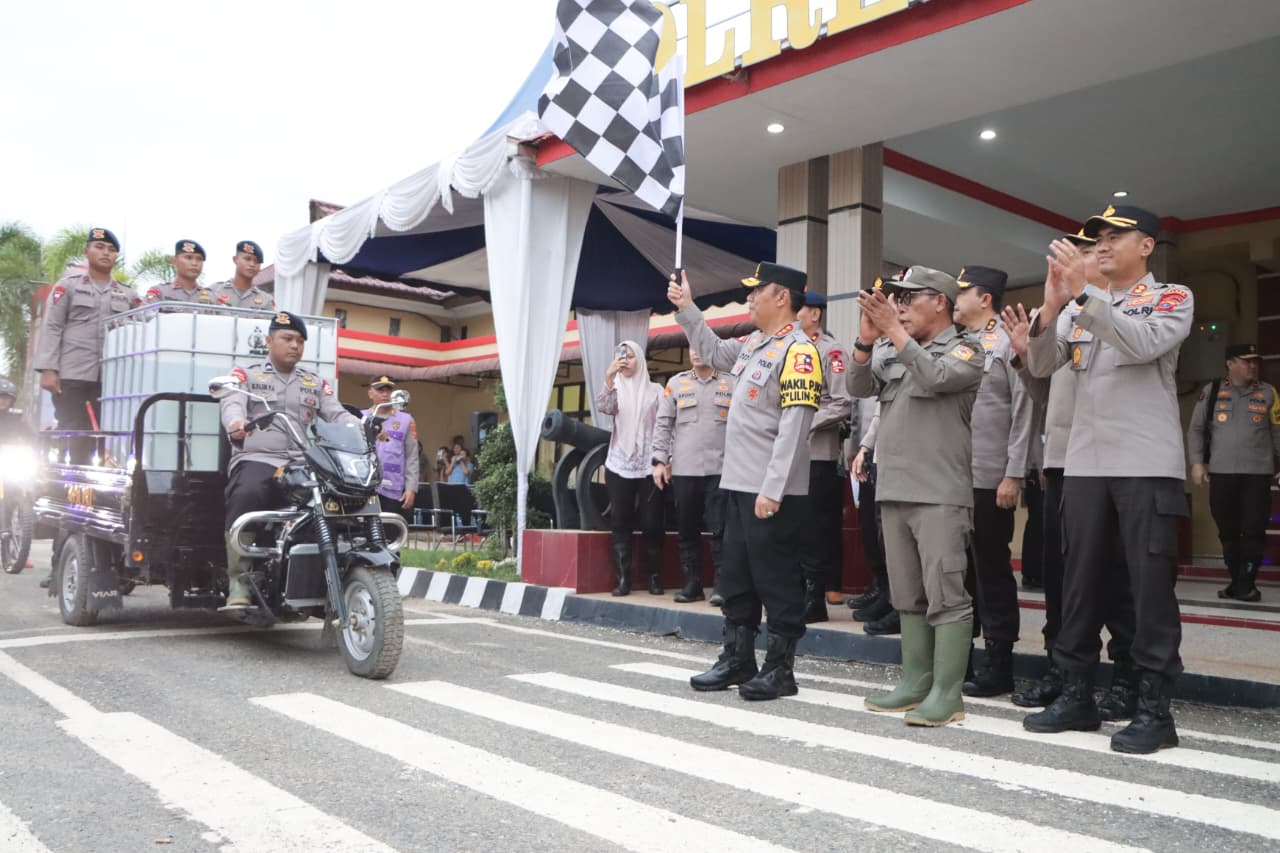 Wakapolri Salurkan Bantuan Kemanusiaan dan Siapkan Sumur Bor bagi Warga Terdampak Banjir Bandang Tapteng