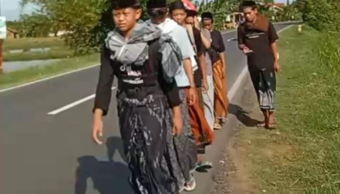 ‎Viral Video Rihlah Jalan Kaki Santri Daaru Da’wah Cabang Bungin Menuju Kediaman KDM