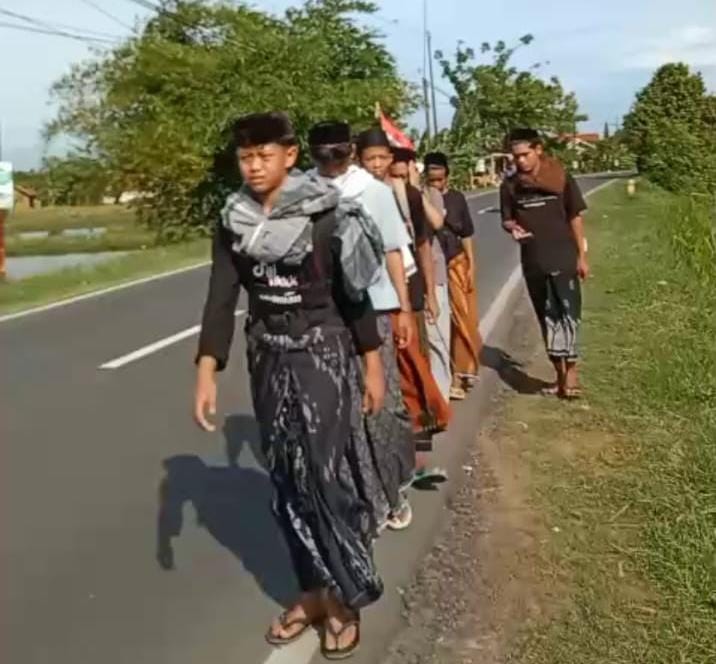 ‎Viral Video Rihlah Jalan Kaki Santri Daaru Da'wah Cabang Bungin Menuju Kediaman KDM