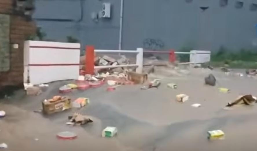 Pandangan Hukum Islam Mengambil Barang Orang Lain yang Hanyut Terbawa Banjir, Bolehkah Hukumnya?