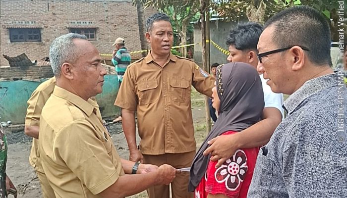 Kades Desa Bangun Rejo Serta Tiga Pilar Salurkan Tali Asih Berupa Sembako dan Uang Tunai Kepada Korban Kebakaran Rumah
