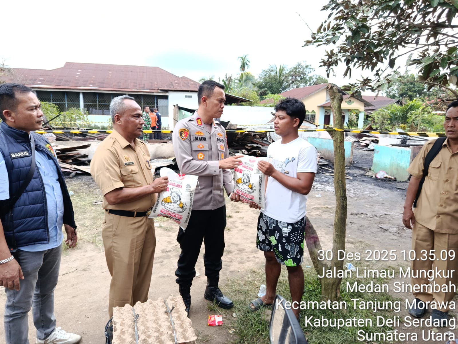 Bentuk Peduli Polri, Kapolsek Tanjung Morawa Berikan Bantuan Sembako Kepada Korban Kebakaran Di Desa Bangun Rejo Tanjung Morawa