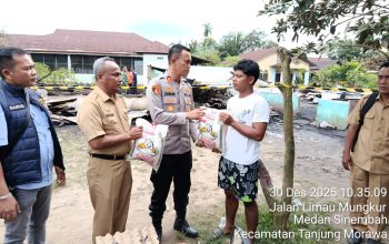 Bentuk Peduli Polri, Kapolsek Tanjung Morawa Berikan Bantuan Sembako Kepada Korban Kebakaran Di Desa Bangun Rejo Tanjung Morawa