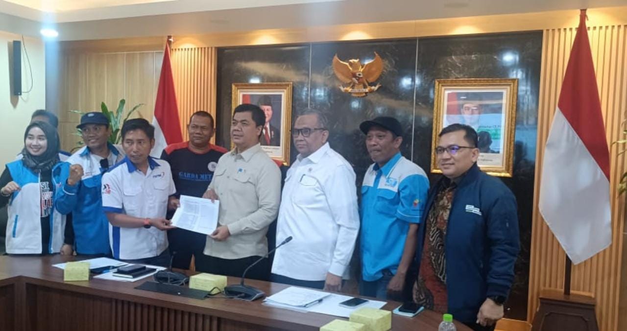 Aksi Buruh se-Jabar Diterima di Istana Jakarta Serahkan Data Sektoral ke Pusat jadi Titik Terang UMSK 2026 Aksi Buruh se-Jabar Diterima di Istana Jakarta Serahkan Data Sektoral ke Pusat jadi Titik Terang UMSK 2026