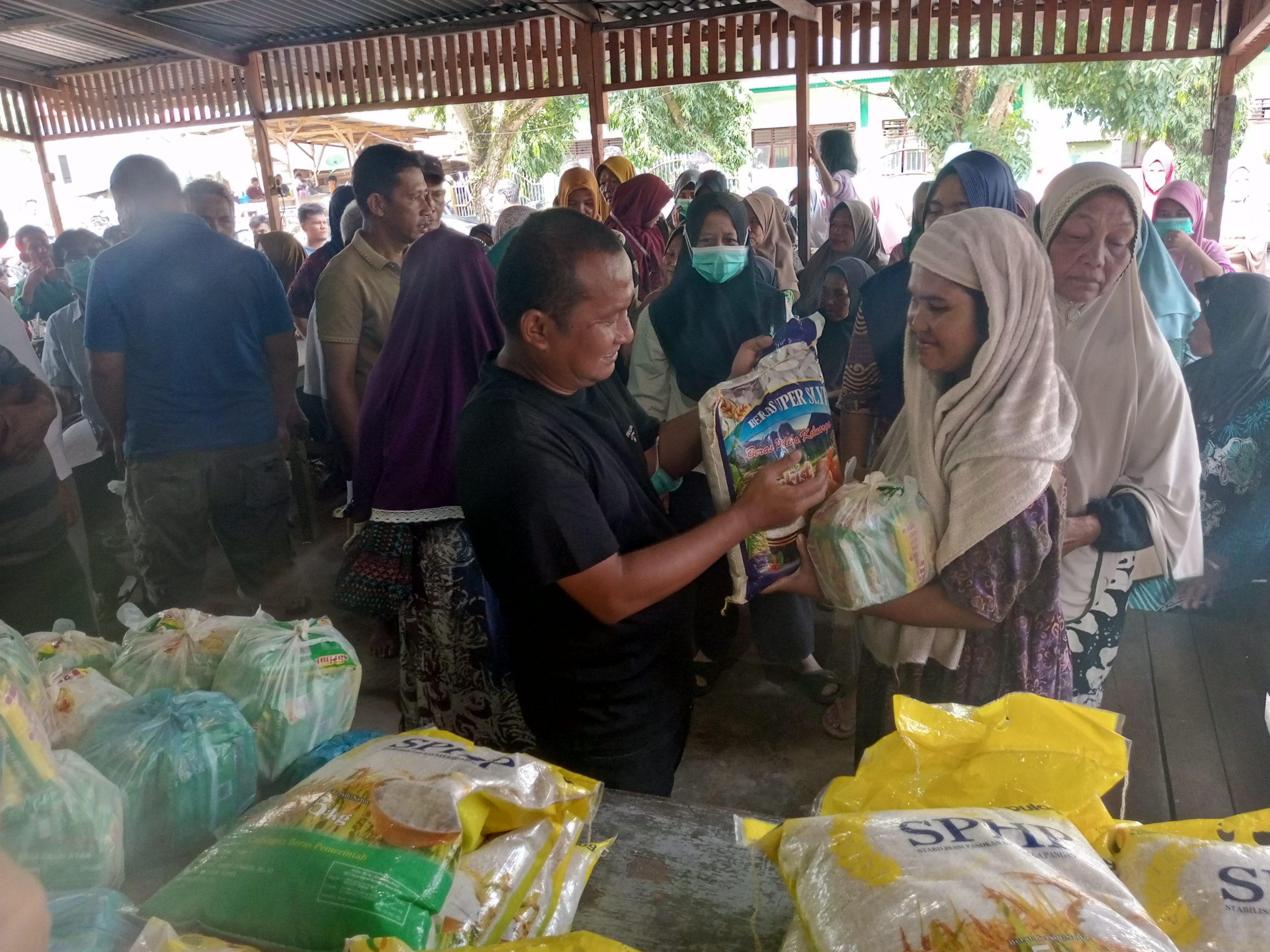 Rahmansyah Sibarani Turun Langsung Salurkan Bantuan Pangan ke Warga Terdampak Bencana di Barus dan Aek Dakka