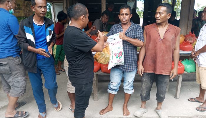 Rahmansyah Sibarani Turun Langsung Salurkan Bantuan Pangan ke Warga Terdampak Bencana di Barus dan Aek Dakka Rahmansyah Sibarani Turun Langsung Salurkan Bantuan Pangan ke Warga Terdampak Bencana di Barus dan Aek Dakka