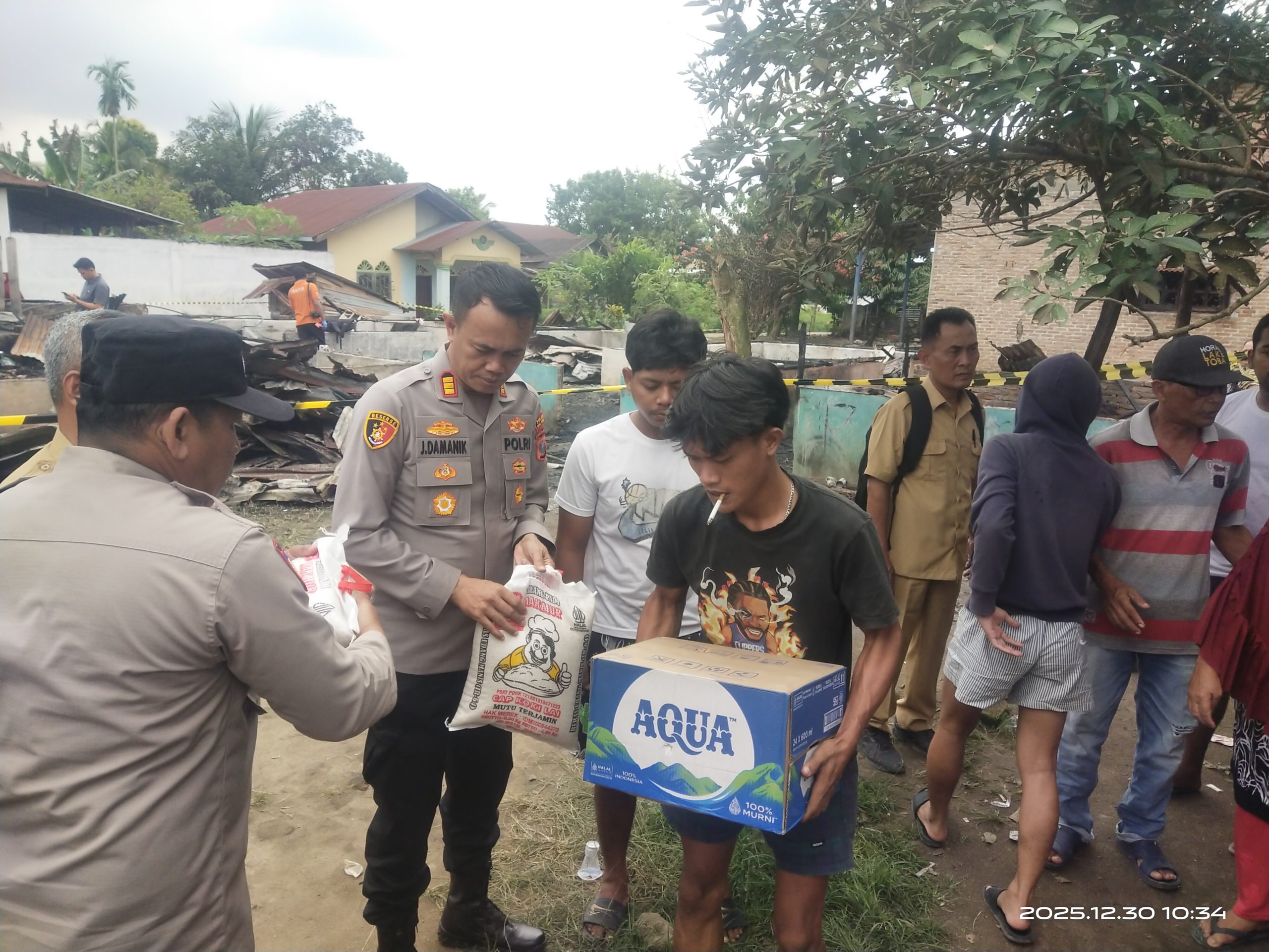 Bentuk Peduli Polri, Kapolsek Tanjung Morawa Berikan Bantuan Sembako Kepada Korban Kebakaran Di Desa Bangun Rejo Tanjung Morawa