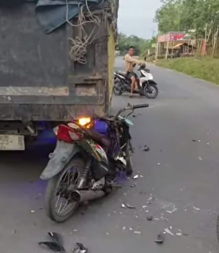 Telah Terjadi Lakalantas di Jalan Lintas Desa Air itam, Mobil Truck Vs Motor