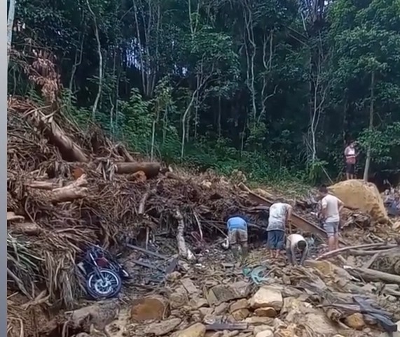 Desa Bair Rata dengan Tanah Akibat Longsor dan Banjir: Warga Masih Tertimbun, Bantuan Alat Berat Tak Kunjung Datang