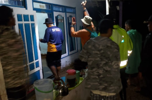 Polres Probolinggo Gerak Cepat Bantu Warga Terdampak Banjir di Tiris