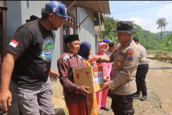 Kapolres Probolinggo Salurkan Bantuan untuk Warga Terdampak Banjir di Tiris