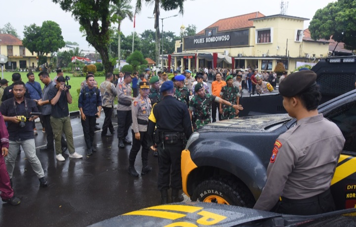 Kapolres Bondowoso Pimpin Apel Gelar Pasukan Operasi Lilin Nataru 2025, Dilanjutkan Press Release Akhir Tahun