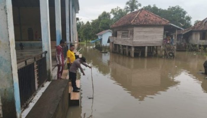 Polsek Tanah Abang Pantau Debit Sungai Lematang, Banjir di Desa Curup Mulai Surut