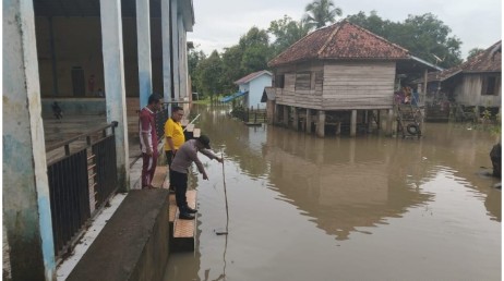 Polsek Tanah Abang Pantau Debit Sungai Lematang, Banjir di Desa Curup Mulai Surut