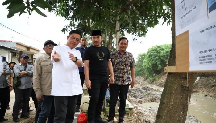 Antisipasi Banjir Tanggul Sungai Cikadu, Bupati Bekasi Tinjau Progres Pembangunan 
