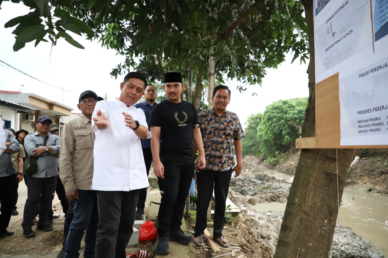 Antisipasi Banjir Tanggul Sungai Cikadu, Bupati Bekasi Tinjau Progres Pembangunan 