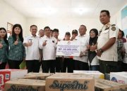 Pemkab Toba Serahkan Bantuan 50 Juta Bantuan Sosial Korban Bencana Alam Tapteng