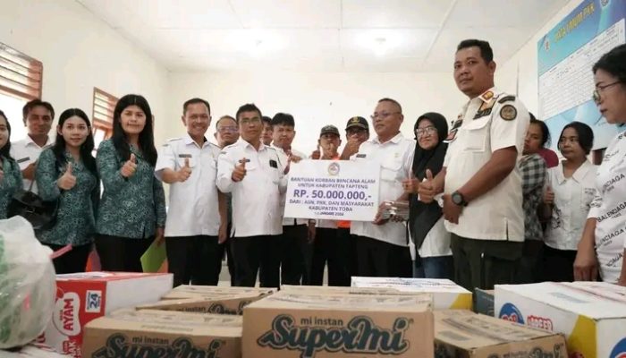Pemkab Toba Serahkan Bantuan 50 Juta Bantuan Sosial Korban Bencana Alam Tapteng