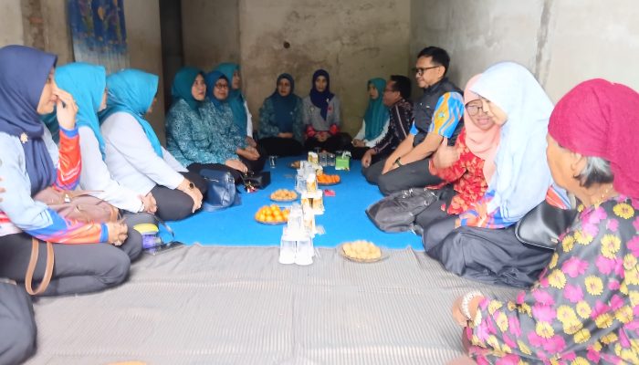Pemkab Bondowoso Bersama BPBD Kunjungi dan Salurkan Bantuan Sosial kepada Lansia di Desa Pucang Anom