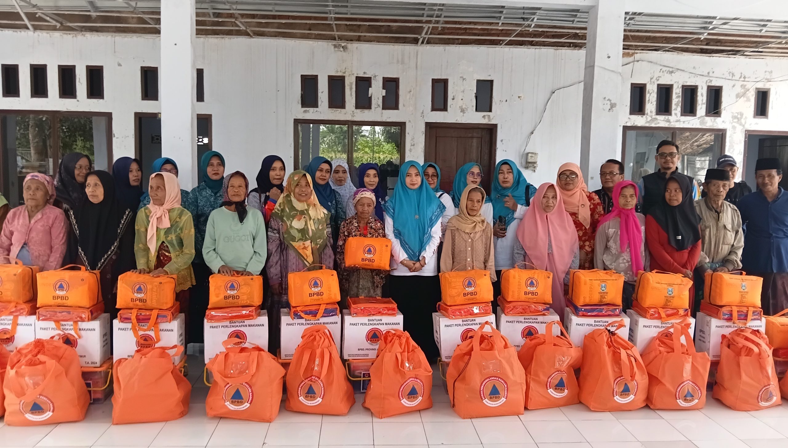 Pemkab Bondowoso Bersama BPBD Kunjungi dan Salurkan Bantuan Sosial kepada Lansia di Desa Pucang Anom