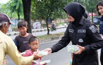 * Jum’at  Berkah Polda Lampung: Polwan Humas Bagikan Ratusan Paket  Nasi Kepada  Masyarakat *