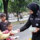 * Jum'at Berkah Polda Lampung: Polwan Humas Bagikan Ratusan Paket Nasi Kepada Masyarakat *