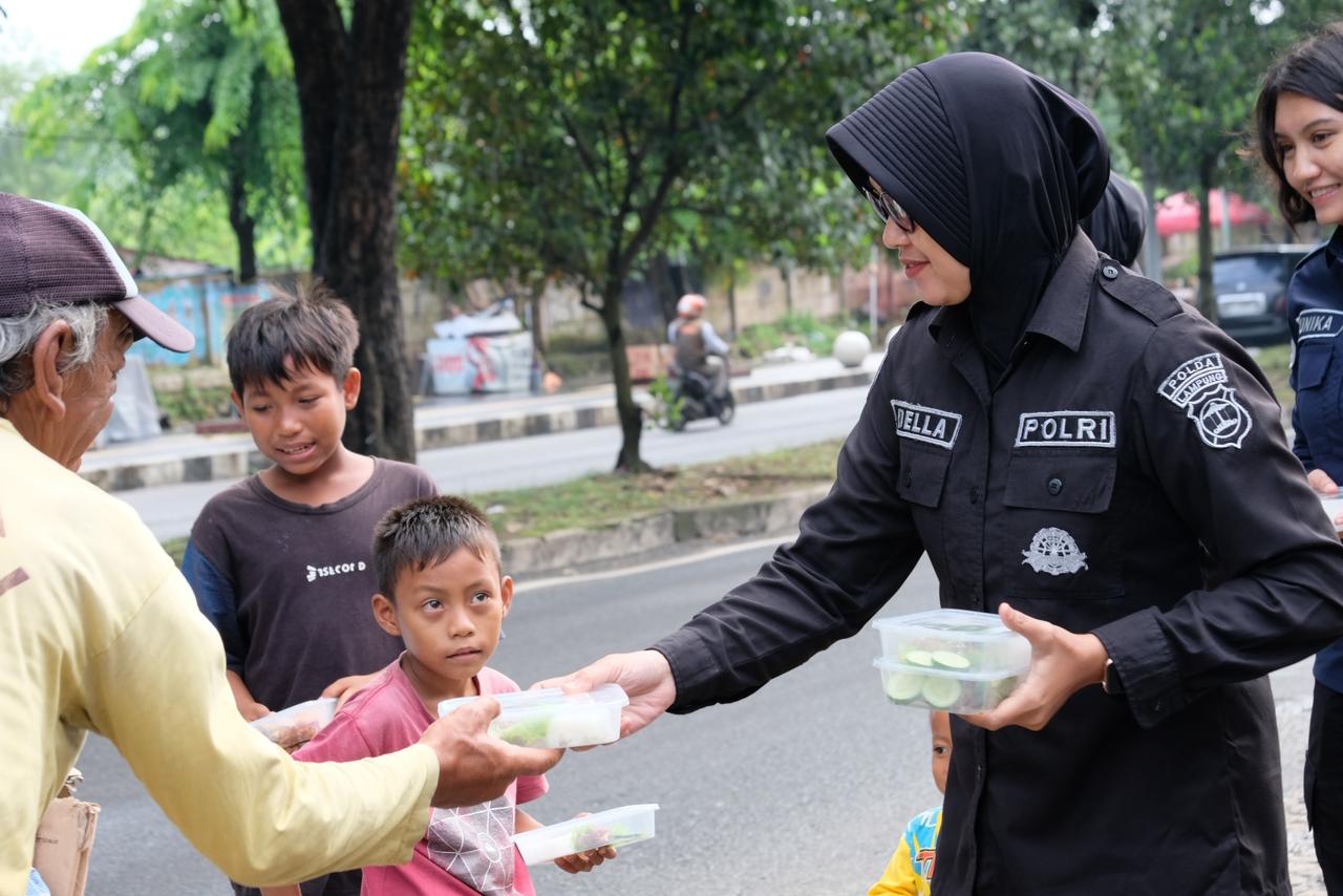 * Jum'at Berkah Polda Lampung: Polwan Humas Bagikan Ratusan Paket Nasi Kepada Masyarakat *