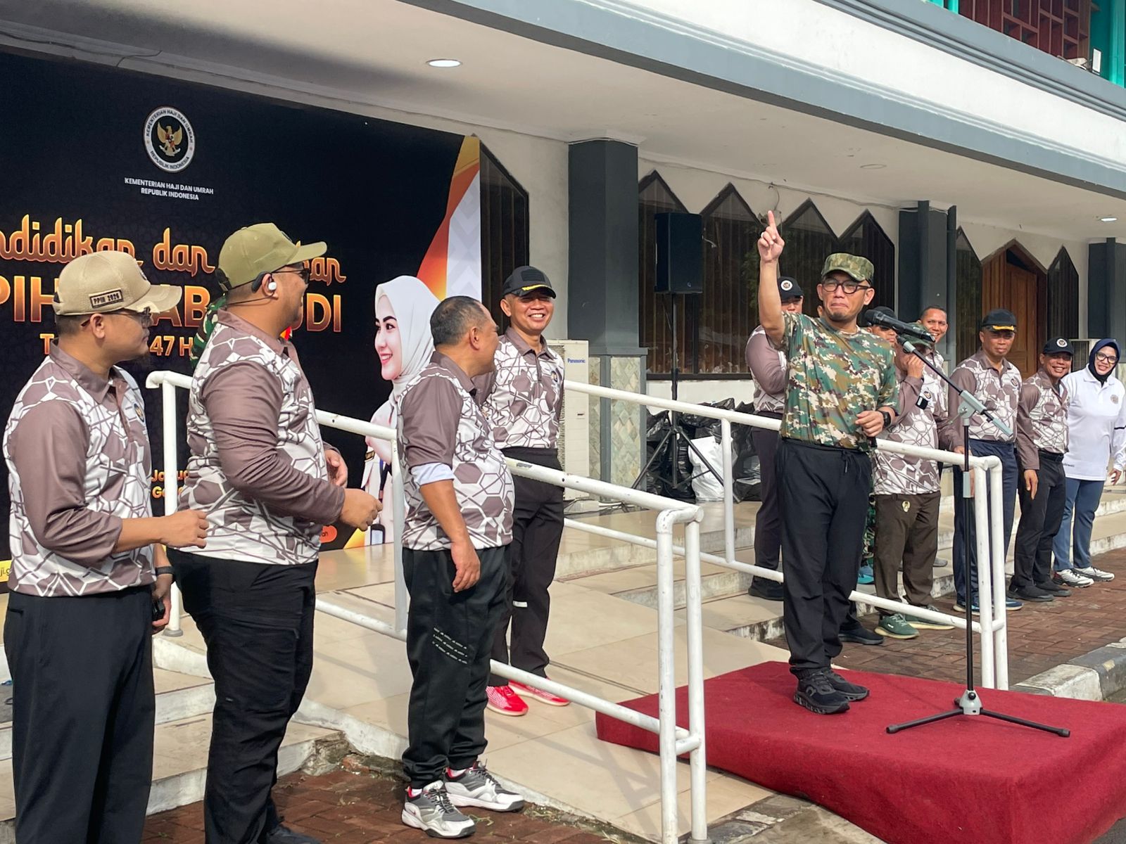 Pembekalan Petugas PPIH Dilatih Semi-Militer, Wamenhaj Tekankan Kerja Tim dan Transparansi Layanan Haji Pembekalan Petugas PPIH Dilatih Semi-Militer, Wamenhaj Tekankan Kerja Tim dan Transparansi Layanan Haji