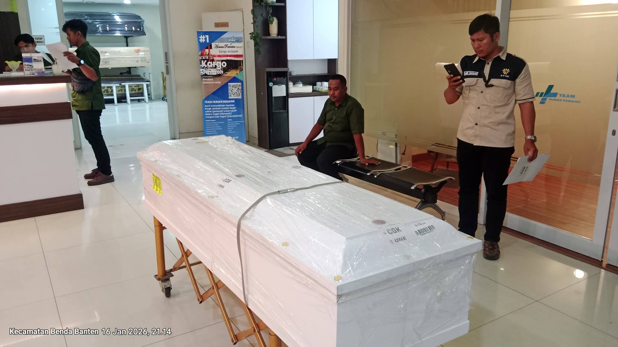 Penjemputan Jenazah PMI Asal Indramayu di Bandara Soekarno-Hatta
