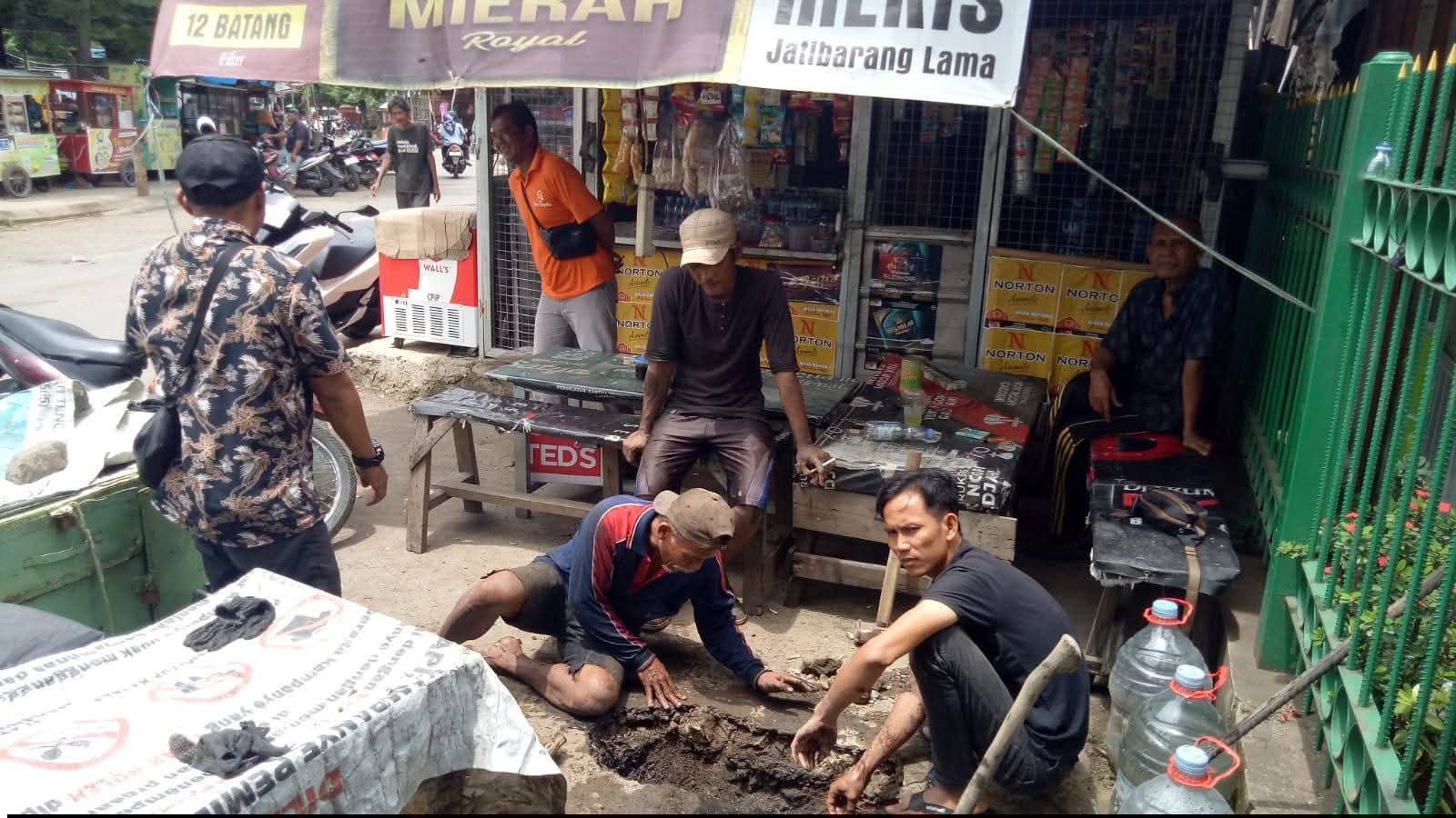Aksi Nyata Pemdes Jatibarang Indramayu Cegah Banjir di Kawasan Stasiun dan RTH