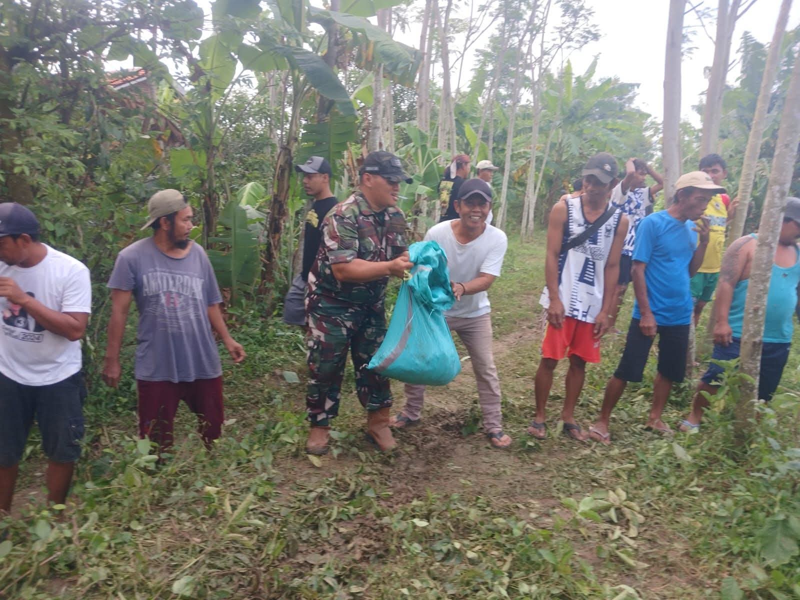 Warga Karanggetas Blok Bojong Gotong Royong Tutup Pintu Air Cegah Banjir Luapan Sungai Cimanuk