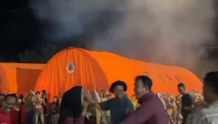 Pesta di Atas Derita: Bupati Tapanuli Tengah Diduga Rayakan Tahun Baru dengan Kembang Api dan Joget di Tengah Pengungsian Bencana