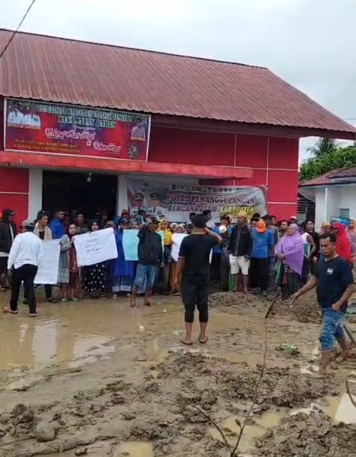 Rakyat Ujung Batu Menggugat Bupati Tapteng: Kepala Desa Diberhentikan Sepihak, Demokrasi Desa Dibunuh