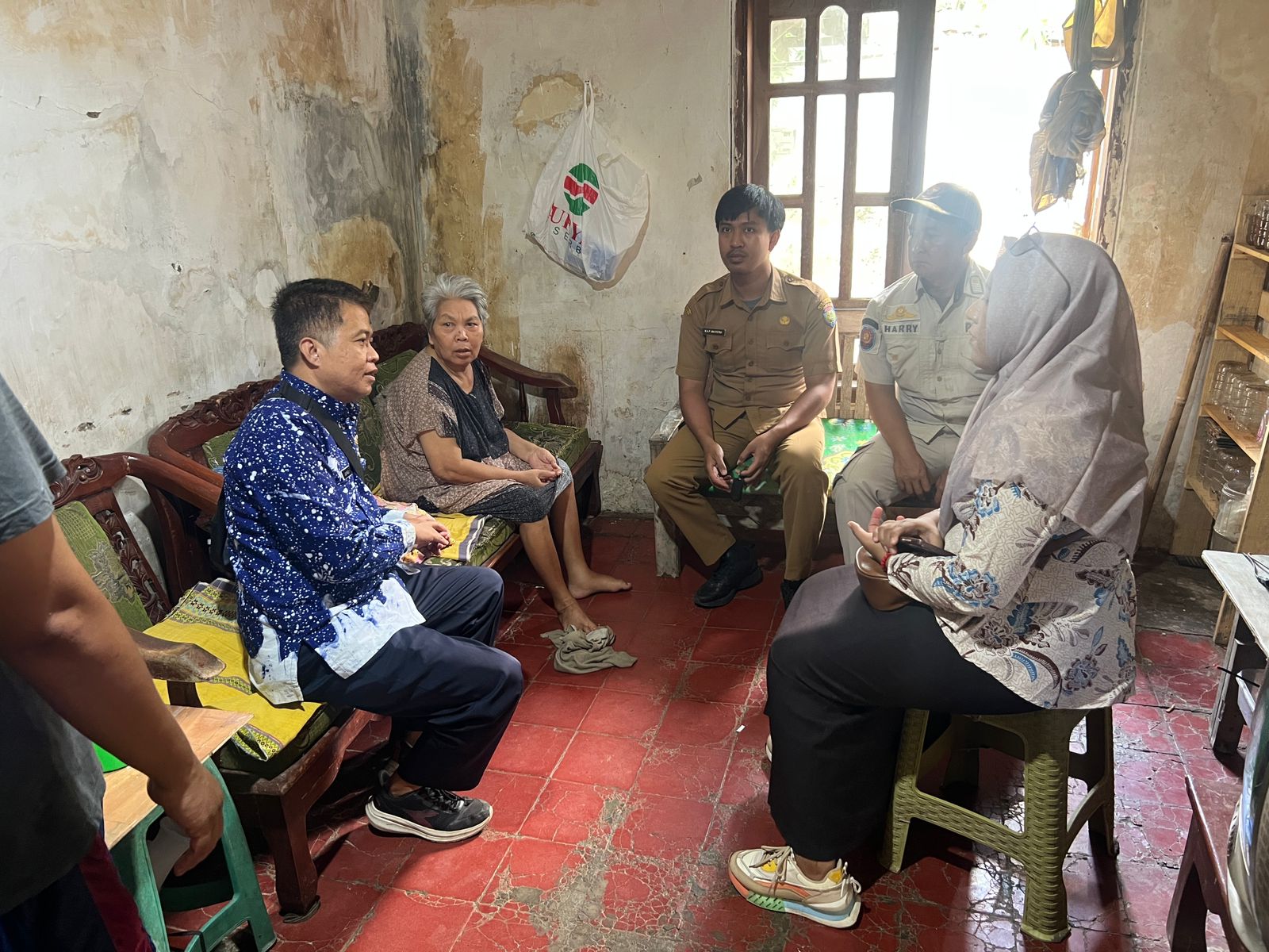 Camat Widasari Tinjau Kondisi Ibu Walekah, Pengajuan Bantuan Kursi Roda Segera Diajukan ke Dinsos dan BAZNAS